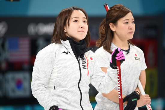 平昌五輪でメダル獲得を目指すカーリング女子代表の藤澤五月（左）