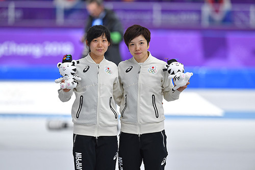 1000ｍで銀メダルを獲得した小平奈緒（右）と、これでふたつ目のメダルとなった高木美帆（左）