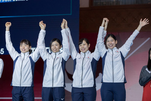 フェンシング女子フルーレ団体で優勝した（左から）東晟良、辻すみれ、菊池小巻、宮脇花綸