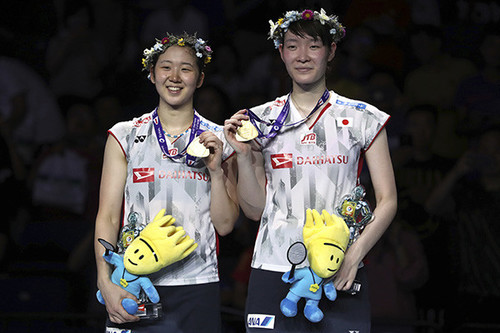 世界選手権で大躍進の金メダルを獲得した永原和可那（左）松本麻佑