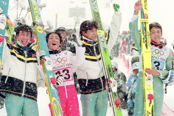 金メダル獲得を喜ぶ（左から）原田雅彦、岡部孝信、斉藤浩哉、船木和喜の日本ジャンプ陣