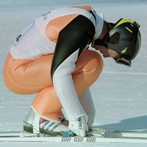 スキージャンプ団体の２本目が失敗ジャンプになり、うずくまる原田雅彦