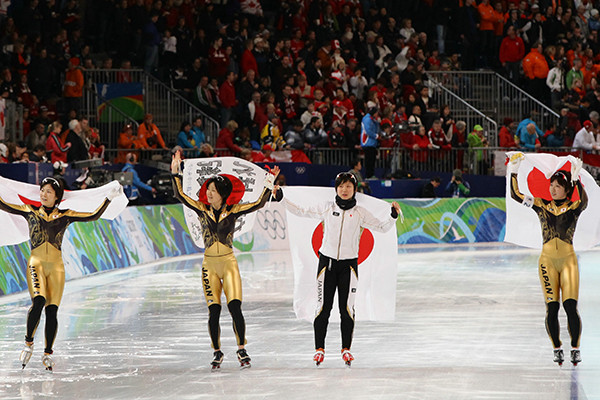  銀メダルを獲得した女子チームパシュートの（左から）穂積、田畑、補欠だった高木、小平　photo by JMPA