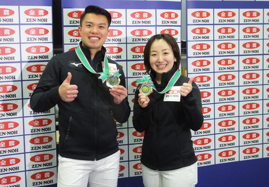 ミックスダブルス日本選手権で連覇を果たした藤澤五月（右）と山口剛史ペア