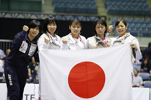 アジア選手権を制した女子フルーレ。左から宮脇花輪、上野優佳、東晟良、辻すみれ、菊池小巻