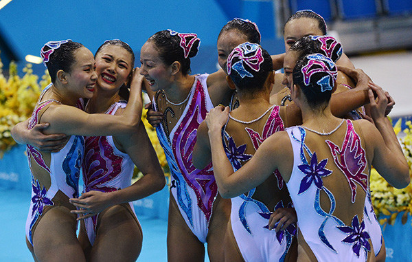 ロンドン五輪でフリールーティンの演技後に抱き合う中国の選手たち photo by ロイター/アフロ