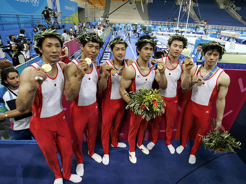 2004年アテネ五輪体操男子団体で、６大会ぶりの金メダルを獲得した日本選手たち
