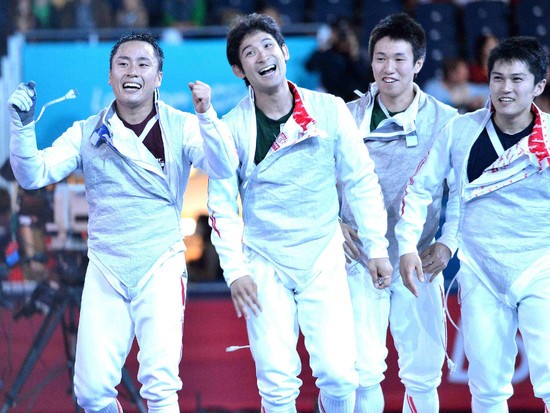 2012年ロンドン五輪フェンシング男子フルーレ団体で銀メダルを獲得した日本メンバー。左から太田雄貴、三宅諒、淡路卓、千田健太