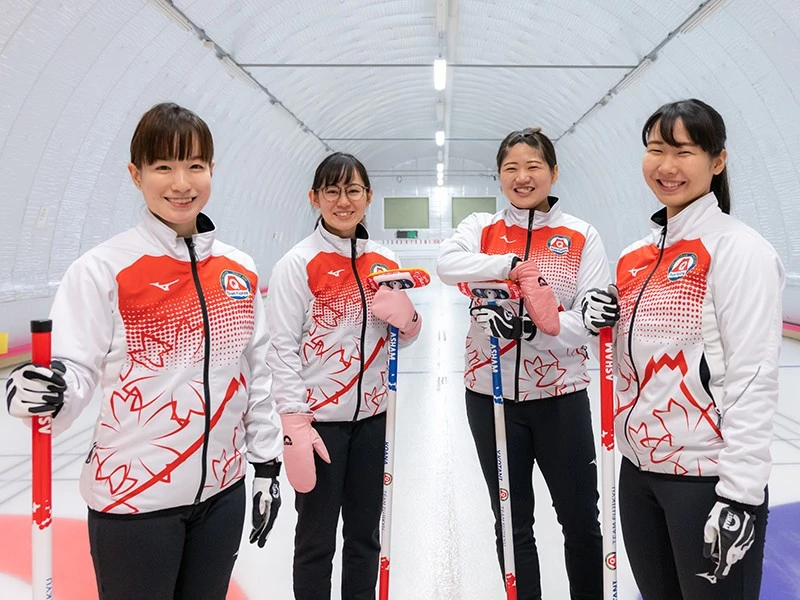 カーリングの オタク 富士急 小穴桃里が語る チームの素顔と魅力 その他競技 集英社のスポーツ総合雑誌 スポルティーバ 公式サイト Web Sportiva