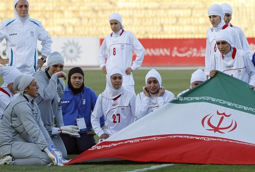 ロンドン五輪サッカー女子アジア予選で、ユニフォームの規則違反により出場停止となったイランの選手たち