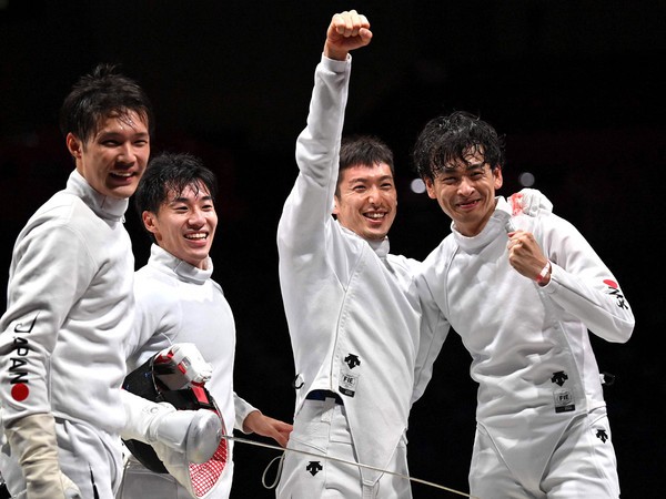 東京五輪で金メダルを獲得したフェンシング男子エペ団体。右が宇山賢