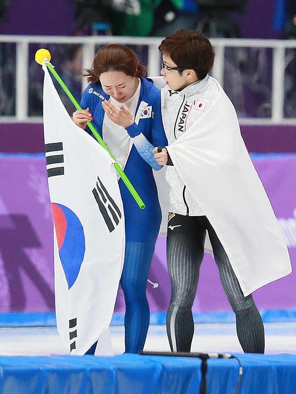 2018年平昌五輪、スピードスケート女子500mで優勝した小平奈緒（右）は、敗れたイ・サンファ（左）を抱擁して称えた