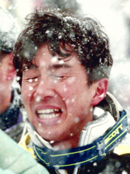長野五輪ジャンプ団体で悲願の金メダルを獲得し、涙する原田雅彦