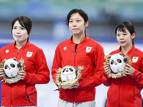 表彰式では笑顔を見せた（左から）佐藤綾乃、高木美帆、高木菜那