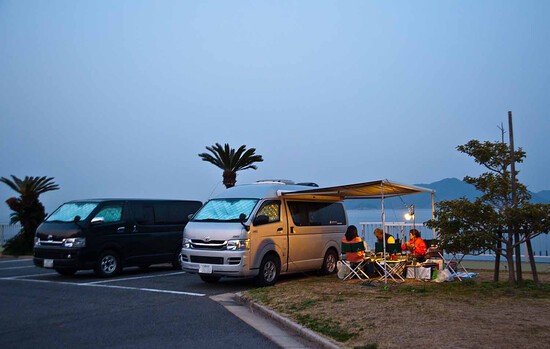 テント泊のキャンプとともに人気上昇中の車中泊