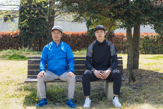 新濱（右）と、インタビュアーを務めた元スピードスケート選手の宮部保範