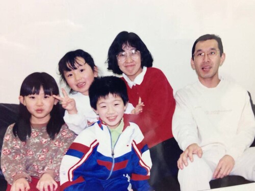 幼少期の藤澤五月（左から２番目）。写真左から姉、本人、兄、母、父。写真：本人提供