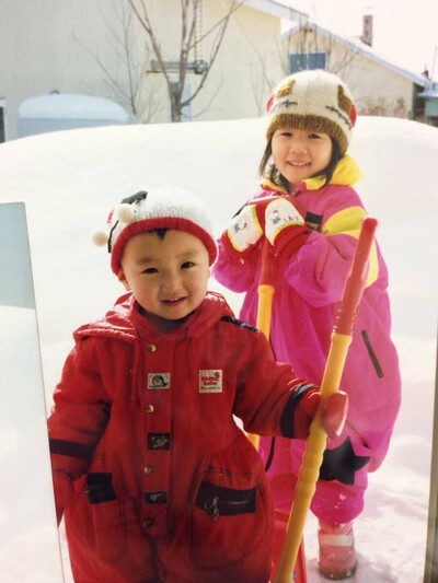 幼い頃の藤澤五月（左）。右は姉。写真：本人提供