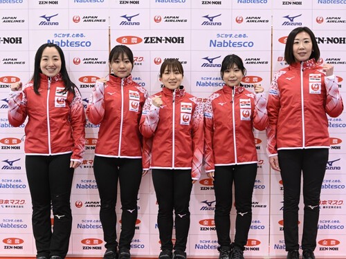 世界女子カーリング選手権で奮闘している日本女子代表（ロコ・ソラーレ）の面々。photo by (C)JCA IDE
