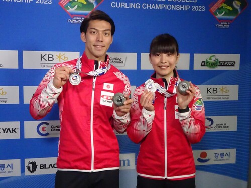 ミックスダブルス世界選手権で銀メダルを獲得した谷田康真（写真左）と松村千秋ペア