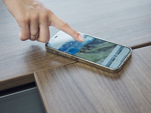 撮影は主にスマートフォンで行なっているという