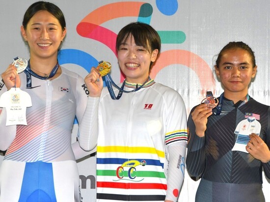 昨年のアジア選手権で金メダルを獲得した佐藤水菜（中央）