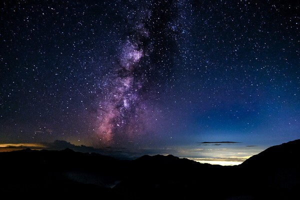 カメラを石で固定して撮影した星空 photo by Semi