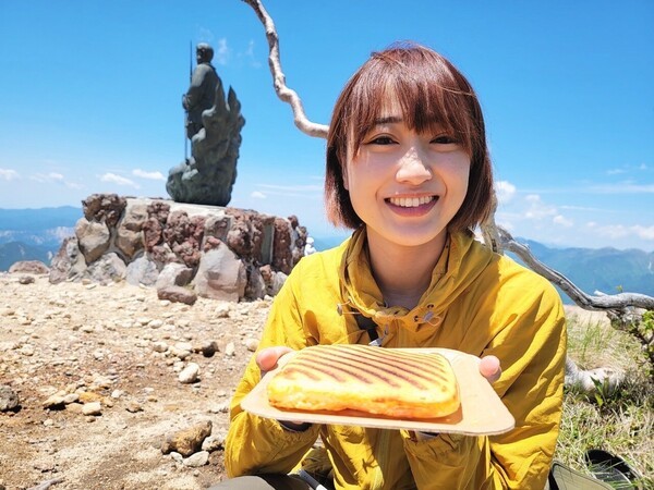 2022年６月、男体山山頂にて自作のホットケーキを持つせみさん photo by Semi