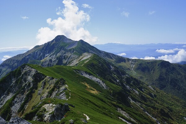 笠ヶ岳へと続く稜線 photo by Semi