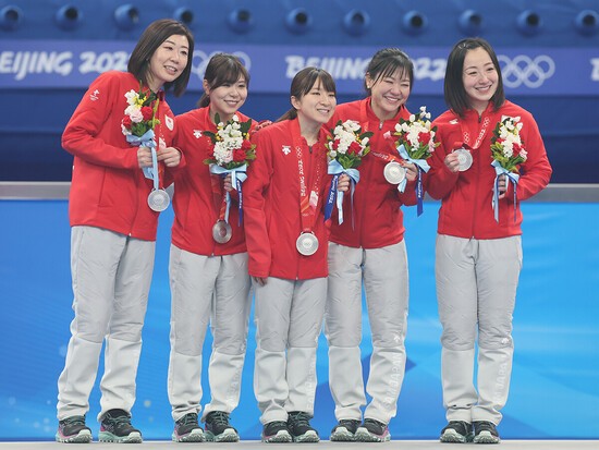 北京五輪では決勝で敗れて涙したものの、最後は銀メダルを胸に笑顔を見せたロコ・ソラーレの面々