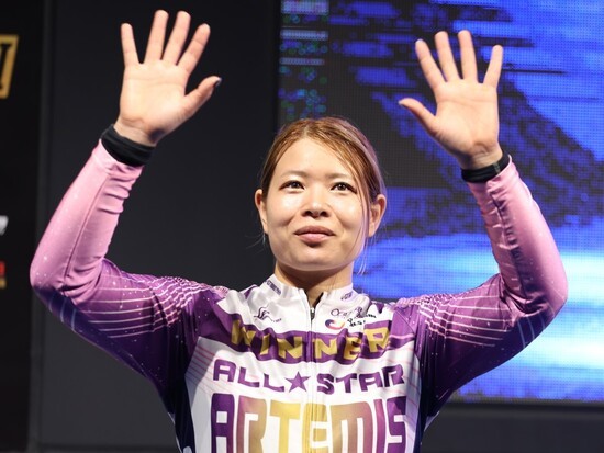両手を振って観客の祝福に応える。この優勝で手ごたえを掴んだ石井