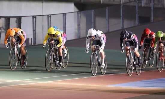 ゴールラインになだれ込む選手たち　児玉碧衣（１番車、白）が１着となった