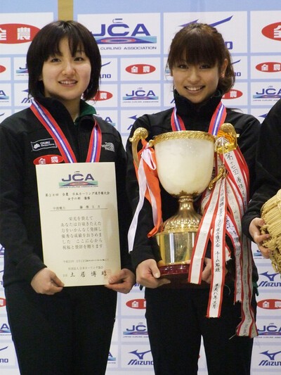 2011年日本選手権で初優勝。右は中部電力時代のチームメイト、市川美余さん