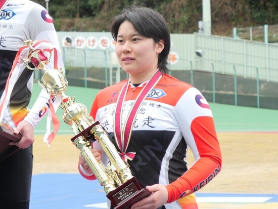 卒業記念レースで表彰台に立った高木萌那　写真提供：JKA
