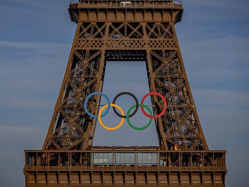 パリのエッフェル塔に設置された五輪マーク　photo by AP/AFLO