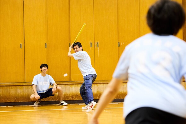 駒場キャンパスの体育館で「キャップ野球」の練習にはげむ東大キャップ投げサークルのメンバー
