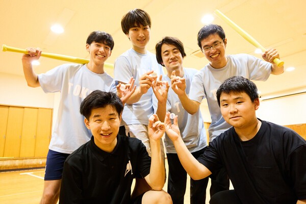 東京大学キャップ投げサークルのメンバーたち。上段左から時計回りに、高い制球力を誇るスーパールーキーの諌見祐人さん、豪速球の大型右腕の松浦央尚さん、安定感のあるピッチングで打たせてとるタイプの九町健太郎さん、主砲のひとりである安達雅人さん、正捕手でナックルボーラーの升公士朗さん、技巧派左腕の田中琢真さん