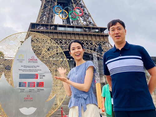 パリ五輪開会式の実況を担当する伊藤慶太アナ（右）と中山果奈アナ　写真／NHK提供・現地時間７月22日撮影
