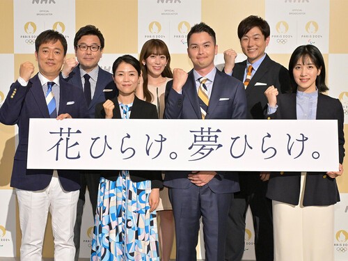 NHK パリオリンピック・パラリンピック2024の開閉会式中継キャスターの皆さん（前列左から伊藤アナ、中山アナ、池間昌人アナ、松本真季アナ、後列左から松野靖彦アナ、中川安奈アナ、瀬田宙大アナ）　写真提供／NHK