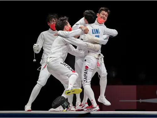 金メダルが決定した瞬間、喜びを分かち合う日本代表の選手たち　photo by AFLO