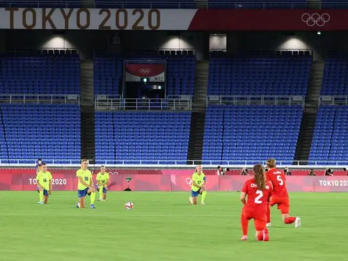 東京五輪の女子サッカーでは試合前に差別への抗議へのアクションが見られた　photo by Getty Images
