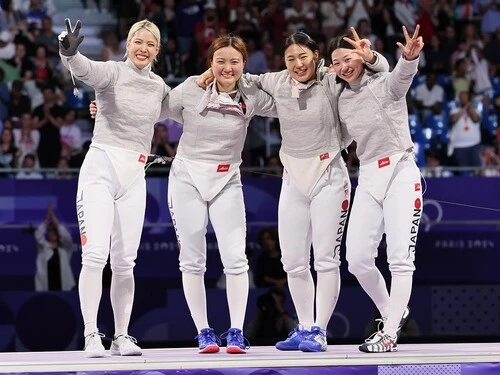 女子サーブル団体で銅メダルを獲得したメンバーたち（左から江村、尾崎、福島、高嶋） photo by JMPA