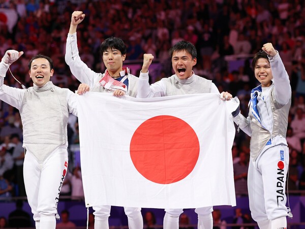 パリ五輪で金メダルを獲得した日本男子フルーレ団体。交代選手の永野雄大（左から１番目）も大量リードを奪った　photo by 長田洋平/アフロスポーツ