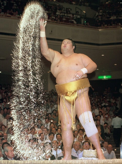 その塩まきがトレードマークでもあった水戸泉　photo by Jiji Press