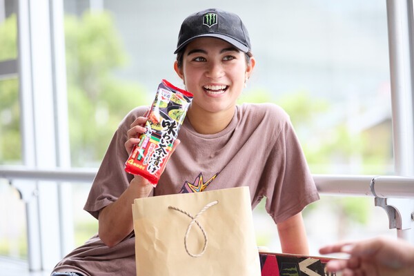 好物のお茶漬けのもとを受け取り笑顔