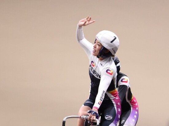 優勝後、客席の歓声に応える佐藤　photo by Takahashi Manabu