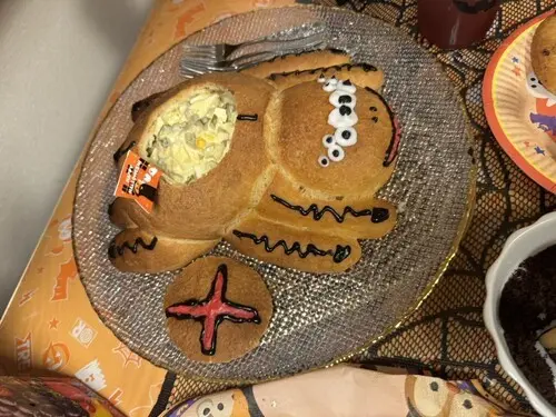 ハロウィン仕様のグラタンパン　写真／本人提供