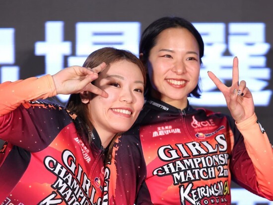 決勝進出選手を紹介するステージで同期の佐藤水菜（左）と當銘直美（右）がピース　photo by Takahashi Manabu