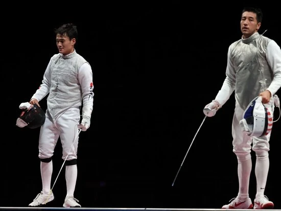東京五輪、男子フルーレ団体の３位決定戦でアメリカに敗れて４位に。左が松山　photo by JMPA