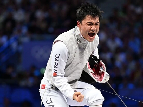 パリ五輪男子フルーレ団体。金メダルを獲得したキャプテンの松山恭助（JTB所属）　photo by JMPA